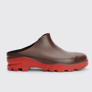 Chillbies garden clogs. Men’s 6; women’s 8. Waterproof and slip resistant.